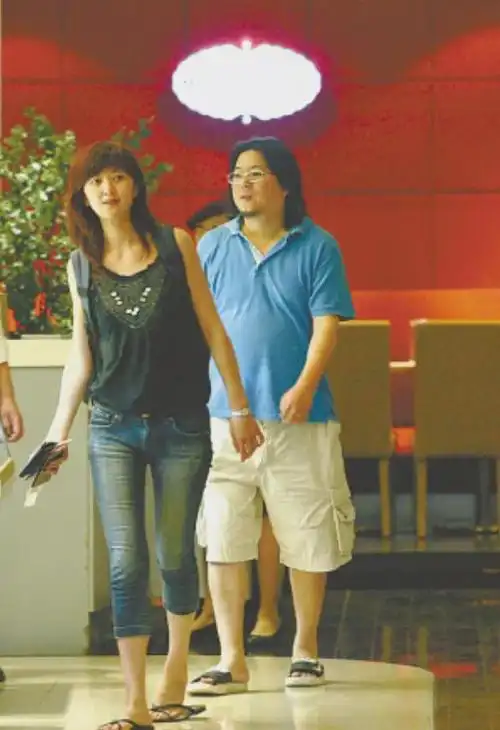 他和沈欢的婚姻在第三年时戛然而止,问题还是出现在了高晓松的身上.