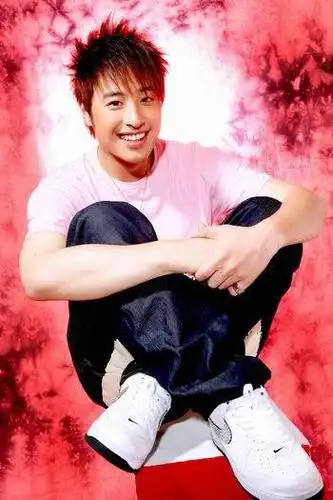 新闻 正文 2005年经过近一年的精心准备,潘玮柏推出了自己出道以来的