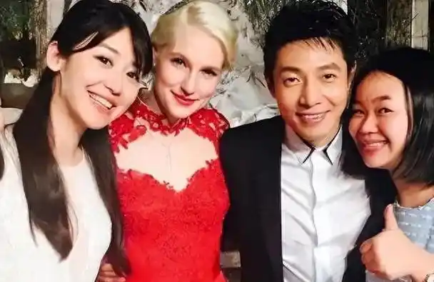 撒贝宁和老婆走机场浑身充满正能量的他五段情史令人感慨不已