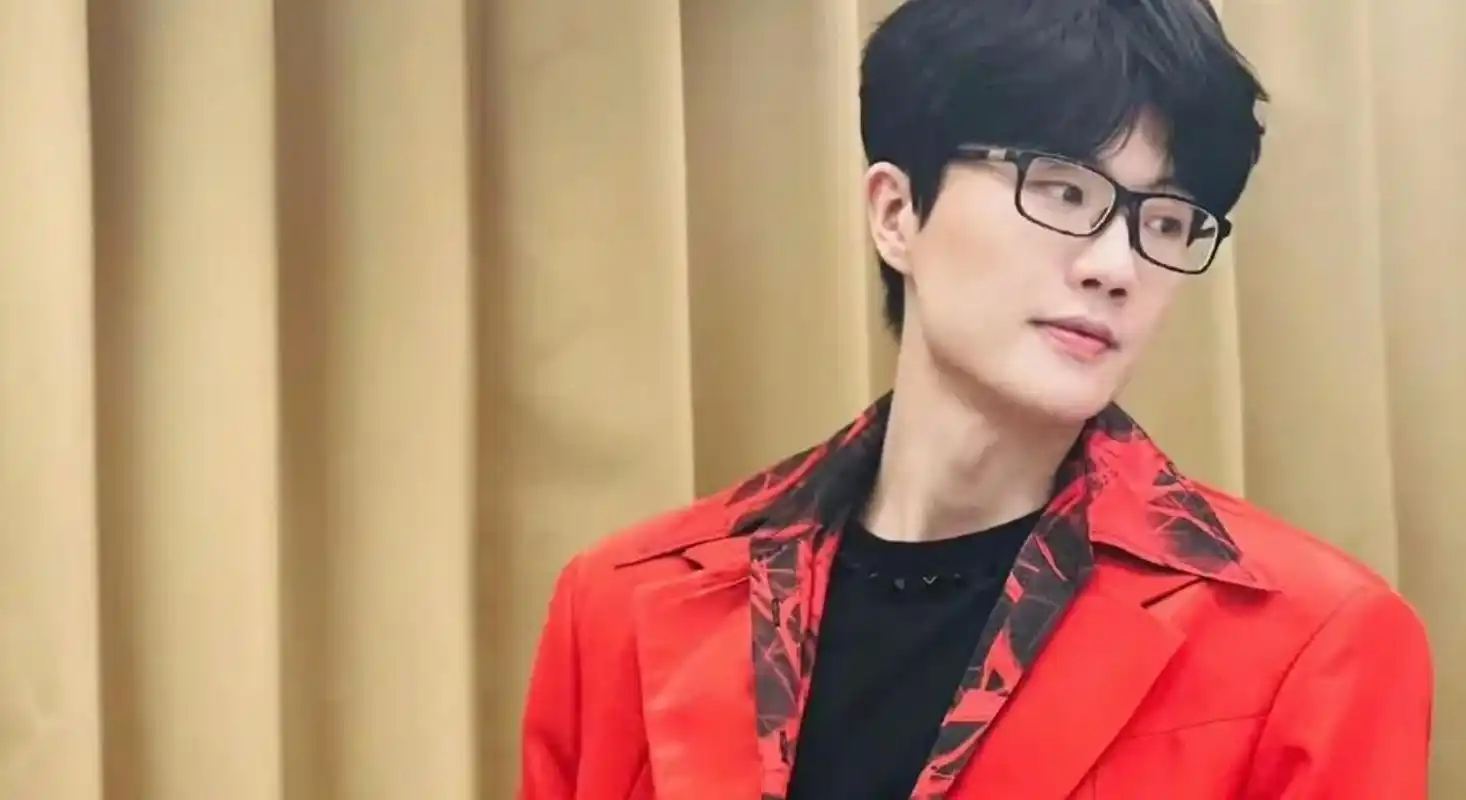 许嵩台上唱歌冯禧台下笑