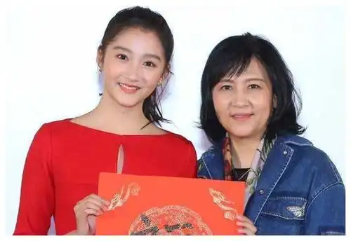 关晓彤母亲节表白妈妈,分享自制三明治教程,尽显吃货本质