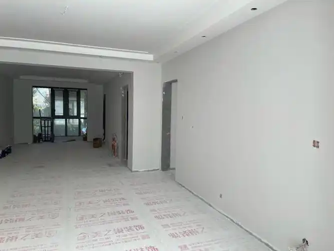 不知道是有灰尘的原因还是这种灰色雾蒙蒙的感觉让人很眩晕