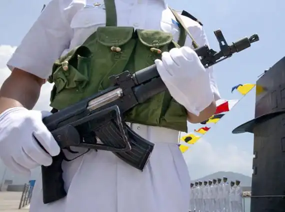 图文中国海军潜艇哨兵手持56c短步枪站岗