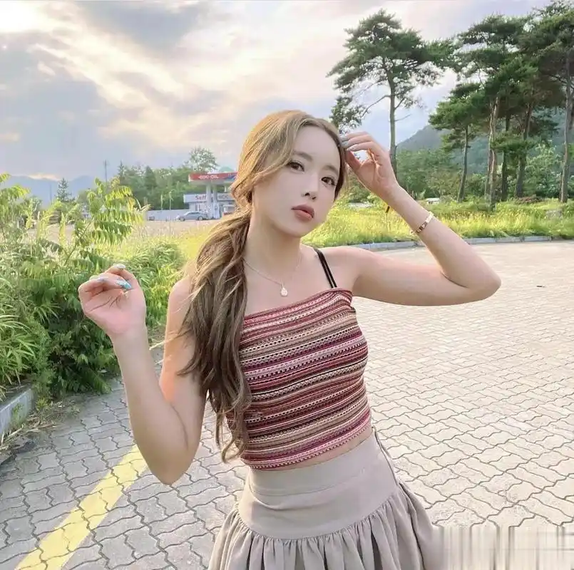 公开的照片中,洪真英在炎炎夏日来到郊外散步,享受一片绿意与微风的