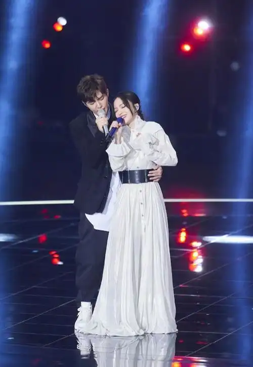 张韶涵同台炎亚纶,穿衬衫长裙配宽腰带,轻松秀出小蛮腰