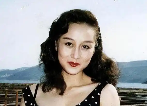 回顾李连杰晒妻子近照,61岁利智衰老似奶奶,前妻状态依然优雅