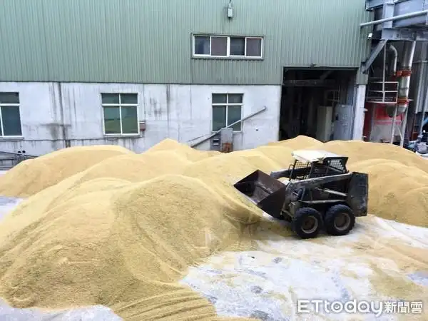 9元/斤 稻谷车排满马路