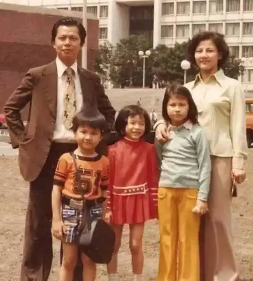 原创财神梁锦松用了快一年的时间就了结了陈慧珊与前任钟伟民的婚姻