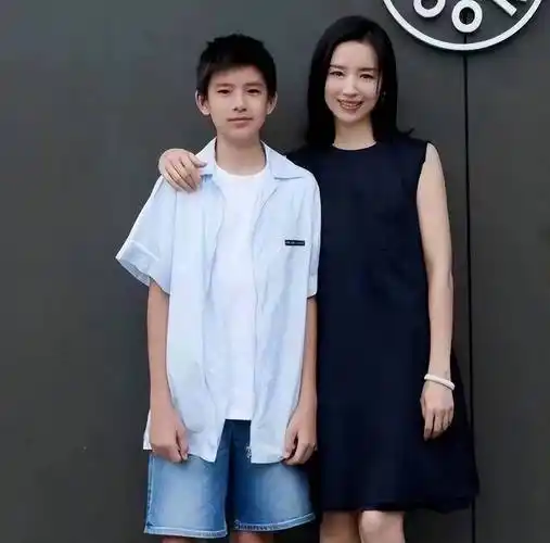 董洁和儿子近况曝光,董洁亲自下厨秀厨艺,顶顶五官清秀像潘粤明_进行