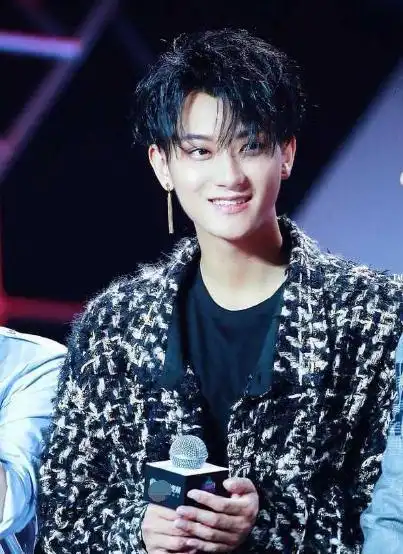 黄子韬运动后晒自拍素颜出镜胡子拉碴粉丝调皮称他为爸爸