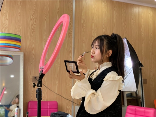 南京首家景区网红直播间落地水木秦淮艺术街区