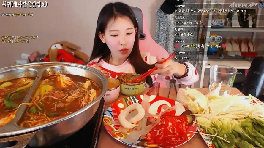韩国吃播小姐姐,吃火锅有牛肉,耗子粉和青菜,网友:底料不错