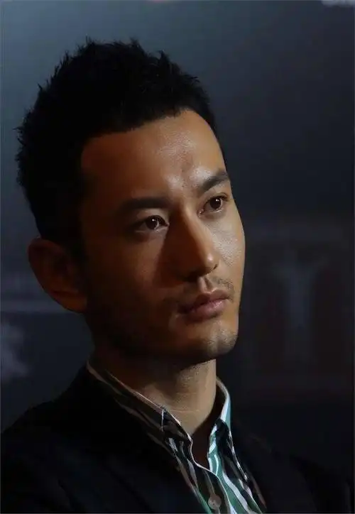 黄晓明通过努力改变,不仅使自己更加优秀,也使自己的事业更加成功.