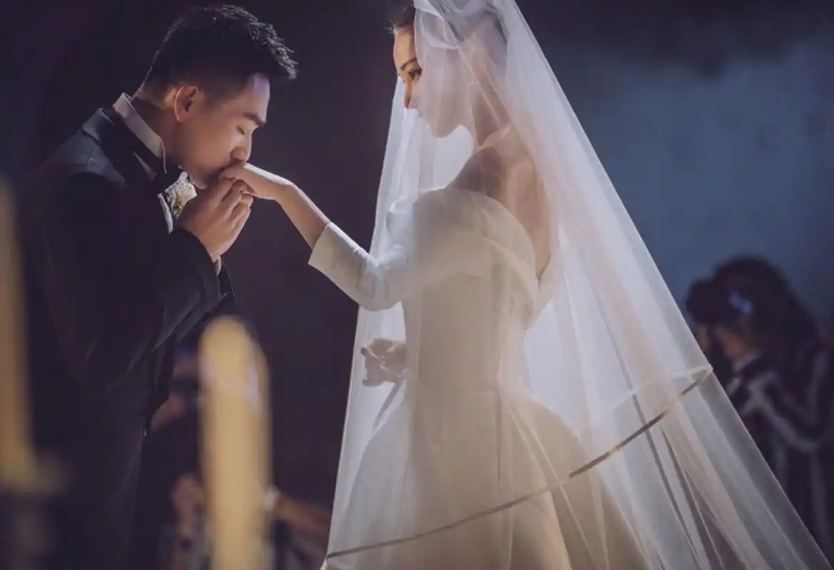 近日,张馨予在社交平台上分享了一组与迪丽热巴的聚会照片,让粉丝们