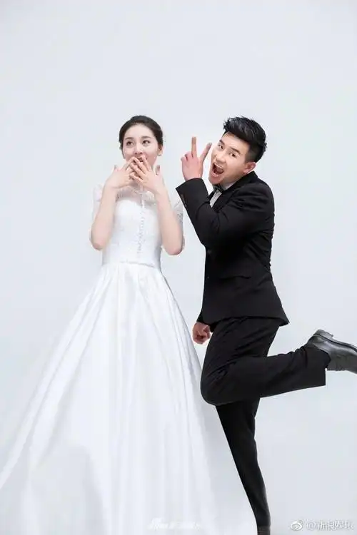 小兵张嘎的老婆竟然是礼仪老师,难怪婚纱照比女明星还美!