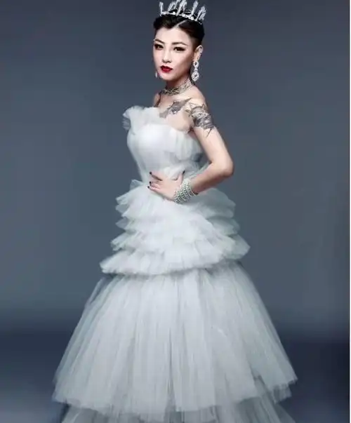 抖音爆红的"黑纱新娘"换上白色婚纱依旧美丽,网友:心动的感觉