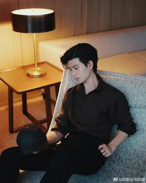 任嘉伦的时尚摩登大片9615精致的五官配合柔和温暖的灯光,极致的