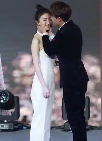 成龙不敢碰她,甄子丹不敢抱,王思聪也不敢撕她,却被他吻了_景甜_电视