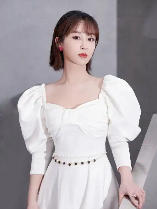 28岁杨紫成熟霸气,全黑皮夹克造型,还不忘秀好身材!