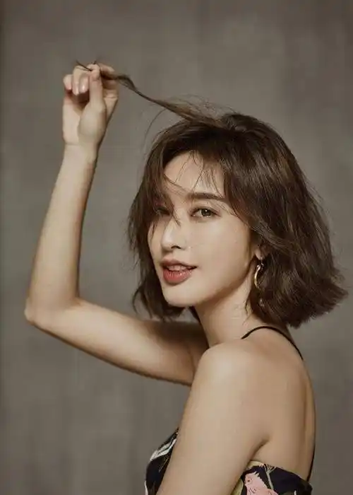 这还真是挺拼的,看汪东城还穿着背心就知道当地的温度一定不低,化妆成