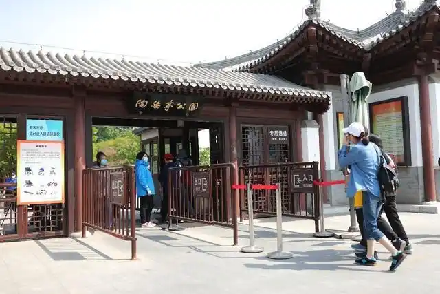 陶然亭公园门口,三三两两的游客按照顺序扫描身份证进入