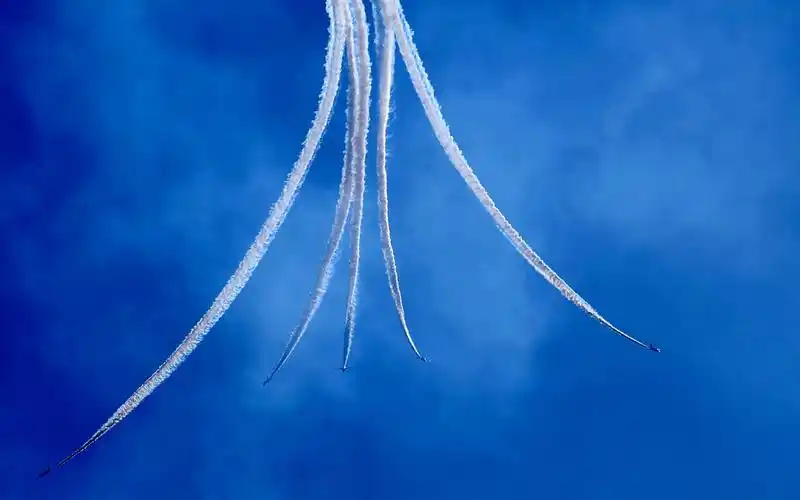 飞机穿越云层的唯美壮观高清图片电脑桌面壁纸