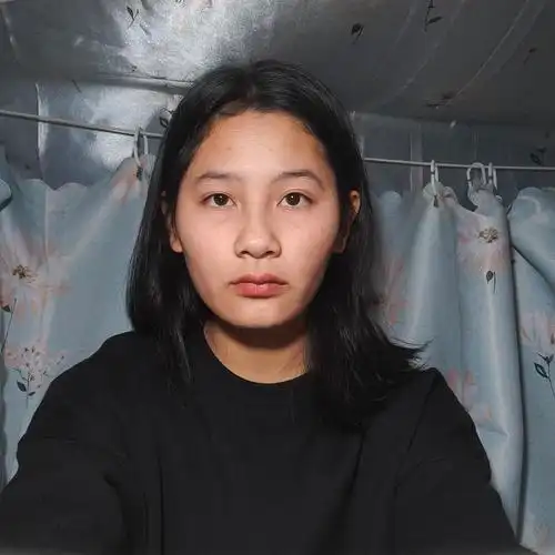 这是寝室里的自拍正脸照