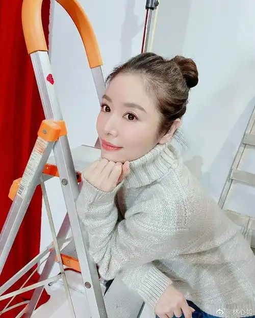 林心如自拍温柔娴静扎丸子头五官精致状态好