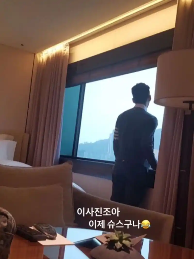 一个成功男人的背影9878 穿正装的lindy帅的有一套