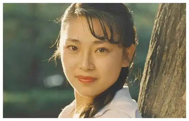 63岁黄秋燕越老越有韵味李连杰妻子近照曝光利智衰老似奶奶