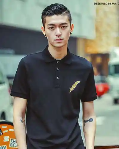 两边剃掉的这一款男士短发可显一张酷帅的脸庞了,同时也给人满满的