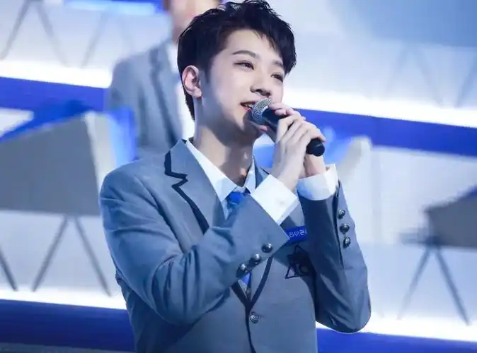 2017年,赖冠霖参加了韩国101选秀,靠着粉丝一路支持投票,最后以第七名