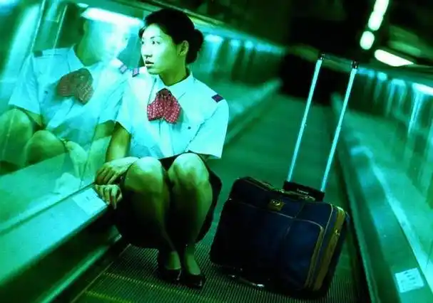 《重庆森林》:爱情在城市中的孤独旅程