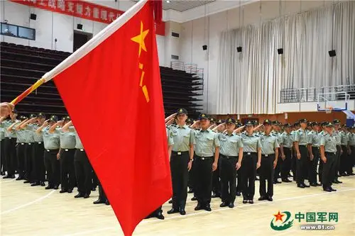 不舍!战略支援部队某部举行退役士兵向军旗告别仪式