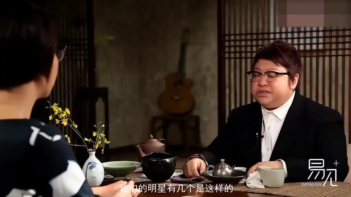 韩红:与许志安当街"热吻",致力于慈善事业,被女选手气到离席