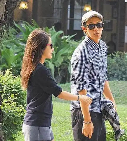 柯震东深夜与萧亚轩约会不避忌