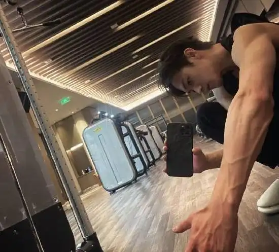 许凯大秀肌肉线条成运动达人想要get同款碧波庭来帮你