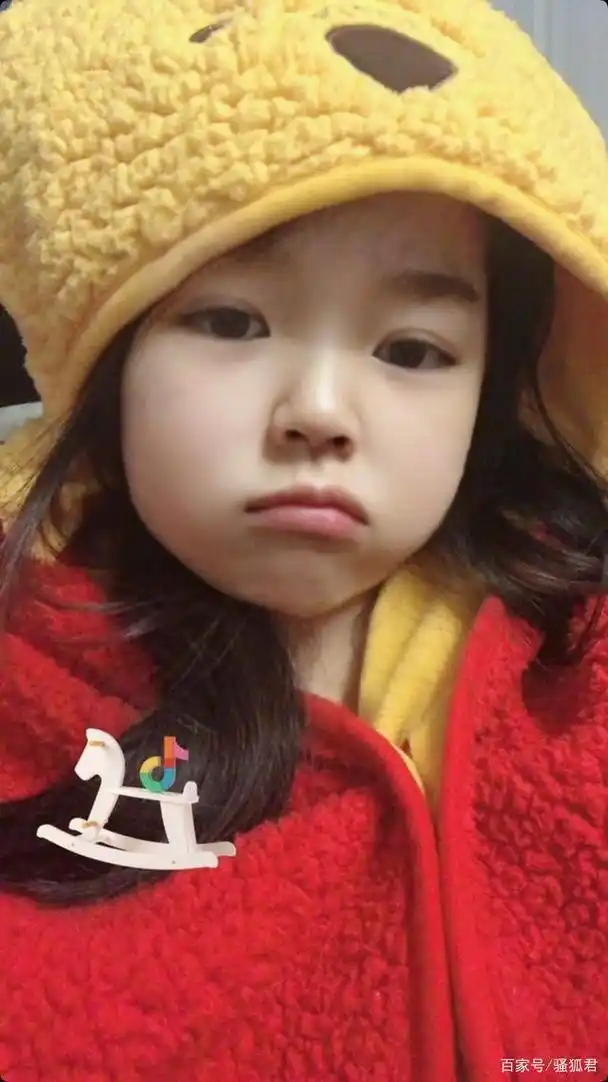 沫子晒三岁时的儿童照,看到照片后,玩家:怎么越长越小了?