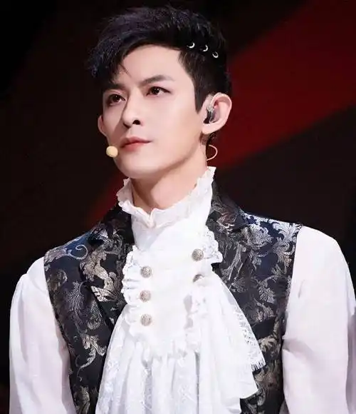 敖犬出道于男团"棒棒糖",当初也曾是"顶流"一般的存在,不仅人气颇高