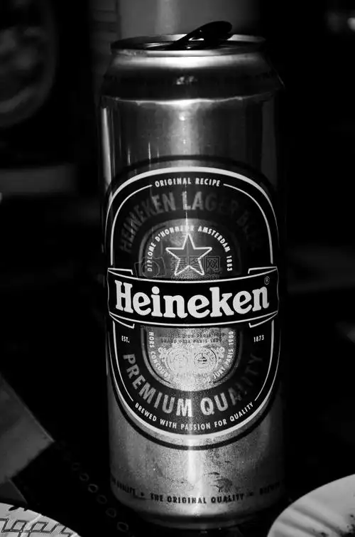 黑白的易拉罐啤酒