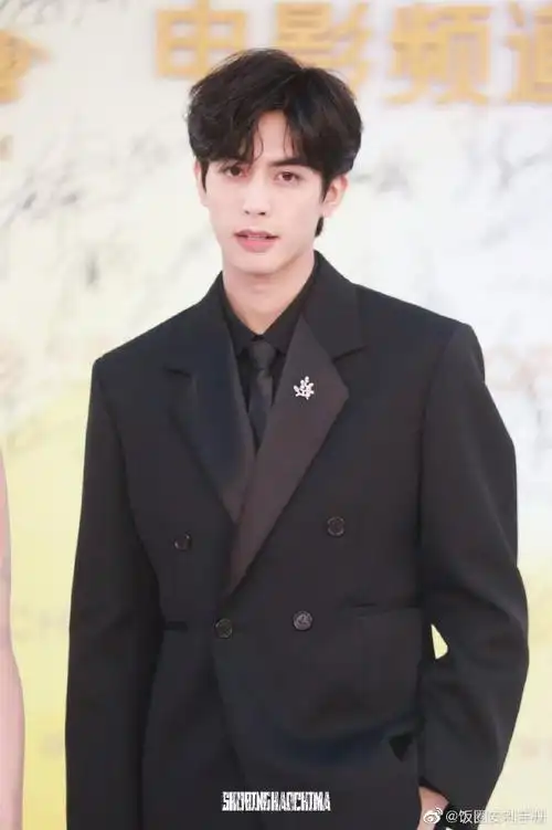 红毯造型#宋威龙金鸡奖红毯造型来啦~黑色绸缎质感西装搭配银色胸针