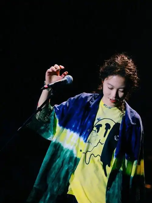 窦靖童梳"绵羊卷"长发也这么飒!