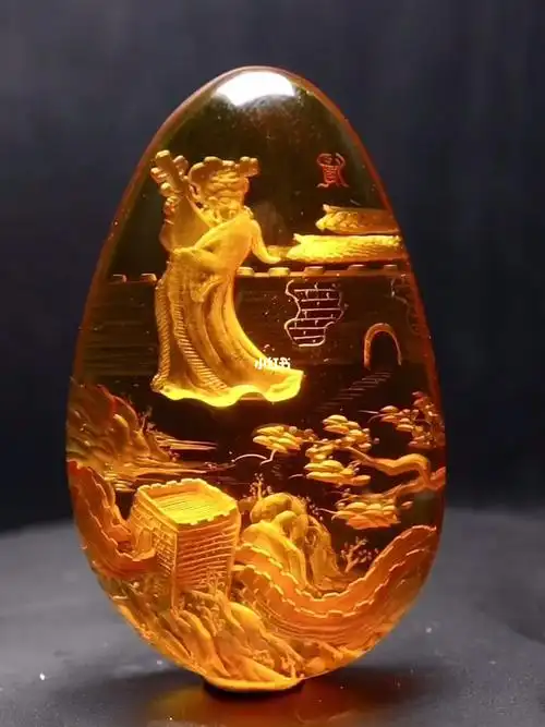 天然琥珀阴雕【昭君出塞】吊坠,由著名阴雕大师余贤国出品,手工雕刻