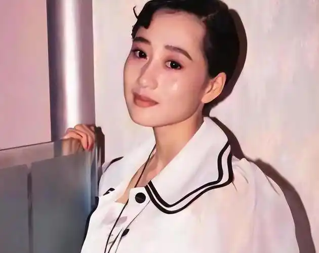 李连杰晒妻子近照现任妻子利智衰老似奶奶前任黄秋燕依旧美艳