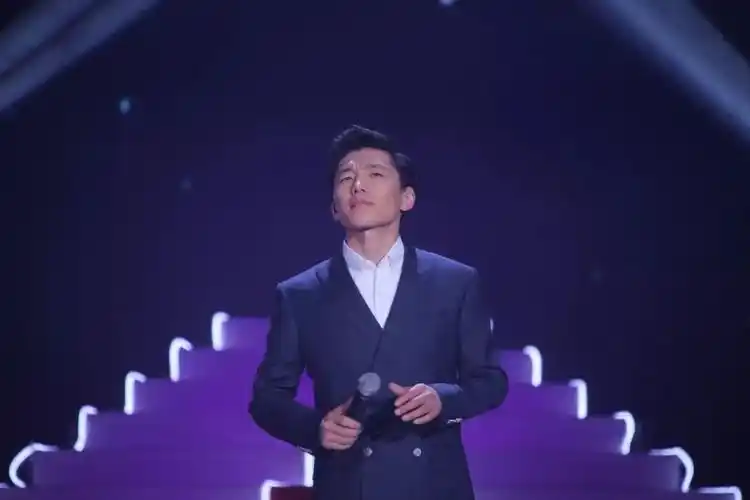 内蒙古小伙拿下《星光大道》年度总冠军!直通2018年春晚!