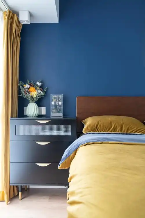 卧室卧室的床头背景墙,采用墨蓝色,这种颜色华丽又复古,很适合与金属