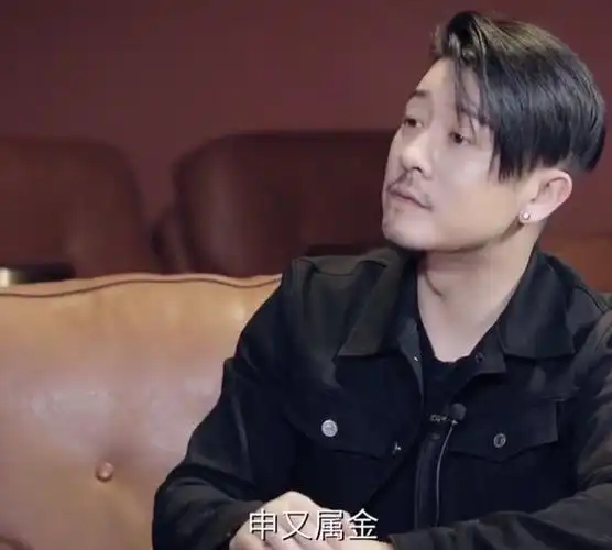 亲妈是导演,干妈是导演,20年都捧不红他,却在娶妻改名