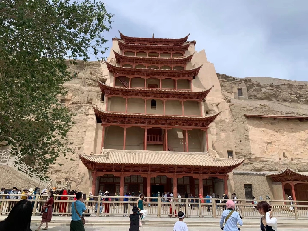 敦煌莫高窟景区九层楼前,不少游客在此拍照留念——驴妈妈旅游网供图