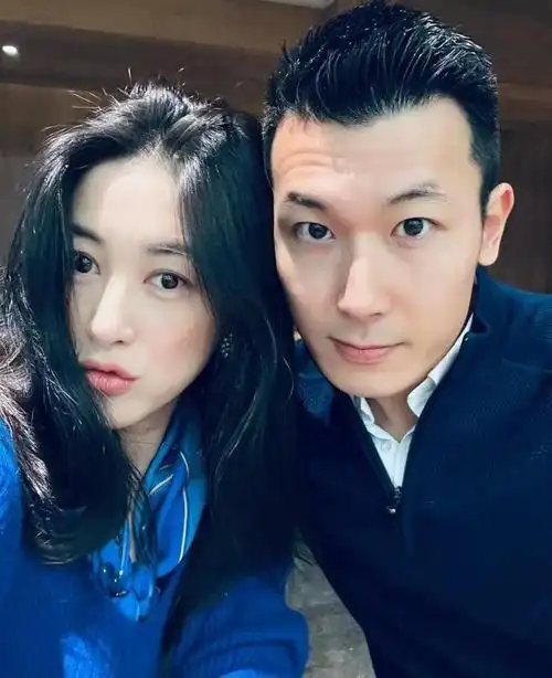 朱珠晒马场家庭日,陪老公参加马术俱乐部联赛,一家三口温馨同框_网易