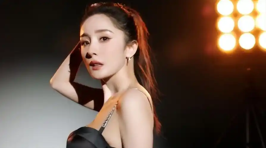 杨幂解锁纯黑造型,被身材秀到了,网友:不愧是大幂幂_腾讯新闻